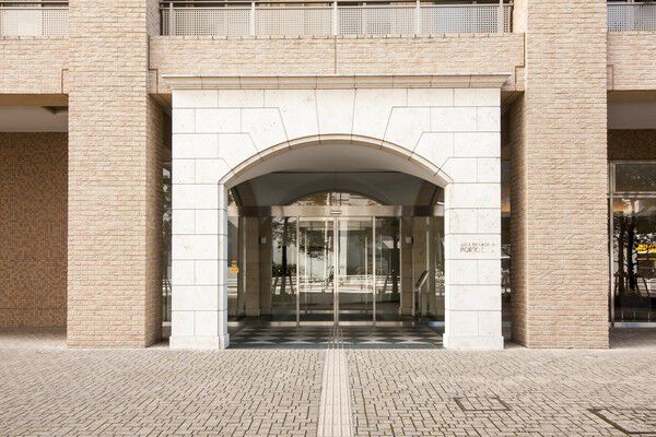 大理石風のエントランスは豪華かつ優雅な空間。		