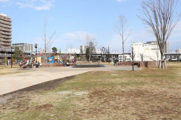 水と緑が調和する「港南緑水公園」までは約450m（徒歩6分）。		