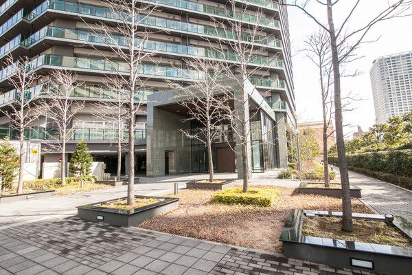 エントランスアプローチはゆとりある造り。快適な暮らしへといざなう。		