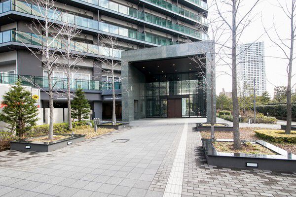 ガラス張りで洗練された印象のエントランス。		