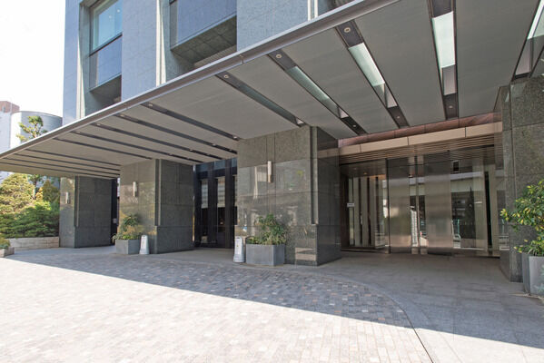 重厚感のあるエントランスアプローチ。		