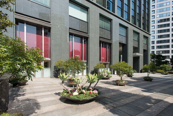 植栽の緑が映える外観。住まう方を明るくエスコート。