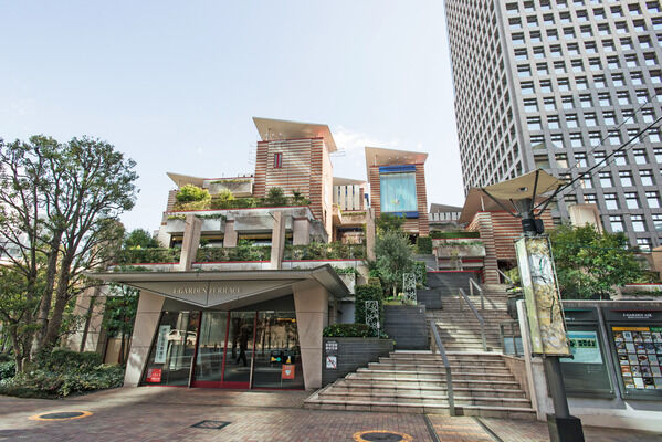 様々な飲食店が集う「アイガーデンエア」へは約450m(徒歩6分)。		