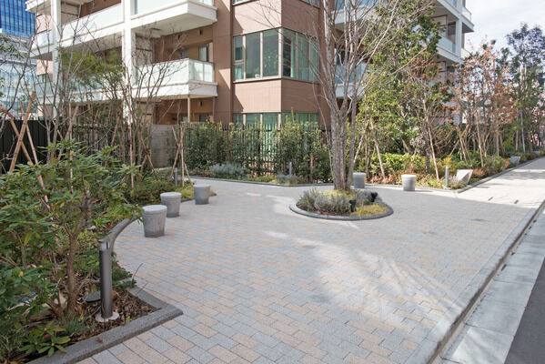 建物後側にも緑が植えられ、憩いの空間を演出。		