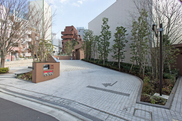 敷地内には駐車場（69台）と自転車駐輪場（150台）を備えています。		