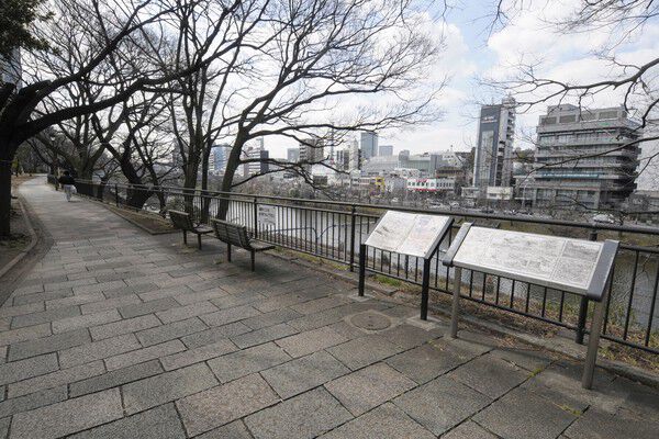 マンションから約80m(徒歩1分)で桜の名所としても有名な「外濠公園」へ。 マンションから約80m(徒歩1分)で桜の名所としても有名な「外濠公園」へ。