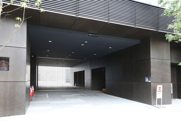 車からのスムーズな乗降が可能なコーチエントランス。		