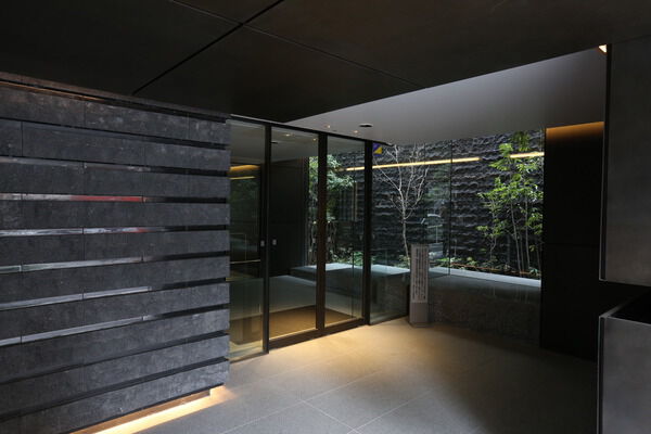 ダークカラーがスクエアを強調するシックなエントランス。				