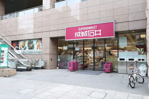 近くて便利な「成城石井 愛宕グリーンヒルズ店」まで約220m（徒歩3分）。		