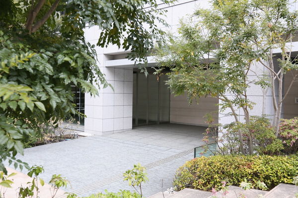 エントランスは、外側から見えにくい奥側に設置。プライバシーに配慮。 エントランスは、外側から見えにくい奥側に設置。プライバシーに配慮。