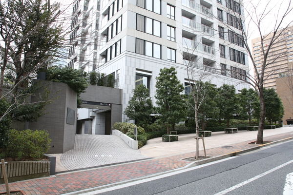 機械式駐車場33台分のほか、バイク置き場、駐輪場なども用意。 機械式駐車場33台分のほか、バイク置き場、駐輪場なども用意。