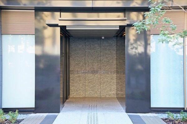美意識に溢れたエントランス。 和紙をモチーフにしたガラスが柔らかな光を表現。 美意識に溢れたエントランス。 和紙をモチーフにしたガラスが柔らかな光を表現。