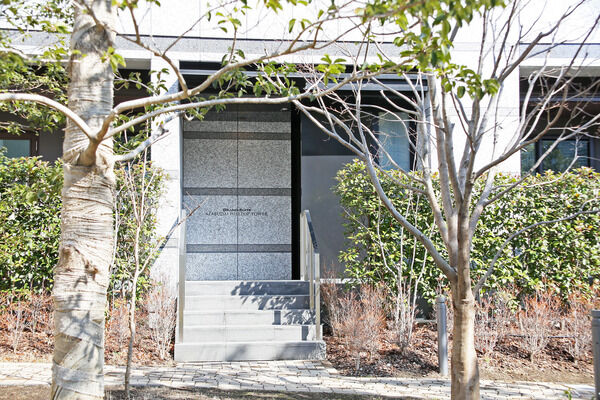 外苑東通りに面したアプローチ。都市の喧噪から植栽の門をくぐり、私邸へ向かいます 外苑東通りに面したアプローチ。都市の喧噪から植栽の門をくぐり、私邸へ向かいます