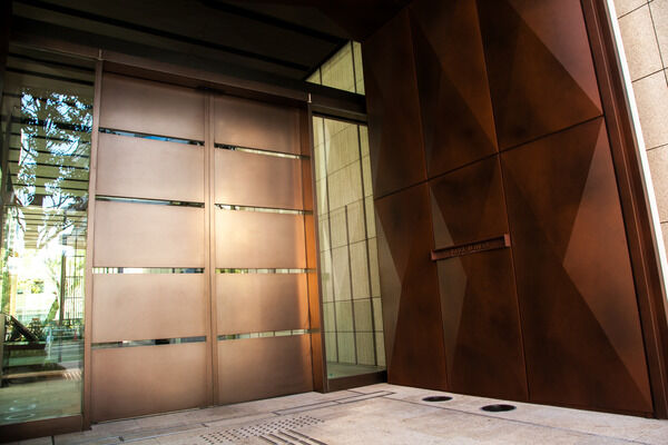 メインエントランスにはコールテン鋼調の仕上げを施した多面デザインのゲートを設置 メインエントランスにはコールテン鋼調の仕上げを施した多面デザインのゲートを設置