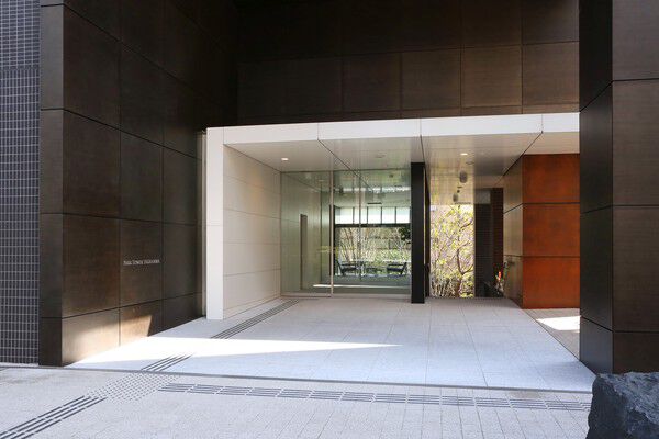 高木の並木が美しい歩道状空地がエントランスアプローチへと繋がります。		 高木の並木が美しい歩道状空地がエントランスアプローチへと繋がります。