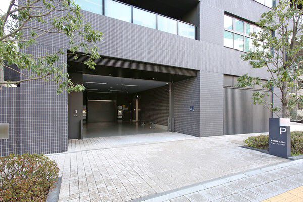 駐車場入り口。歩行者との導線が異なり、安全性を確保。		 駐車場入り口。歩行者との導線が異なり、安全性を確保。