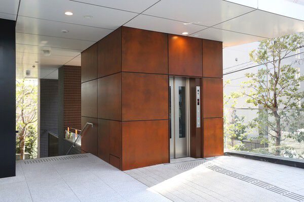 照明が美しいエレベーターホール。桜田通りに一本の「光の柱」が浮かびあがります。		 照明が美しいエレベーターホール。桜田通りに一本の「光の柱」が浮かびあがります。