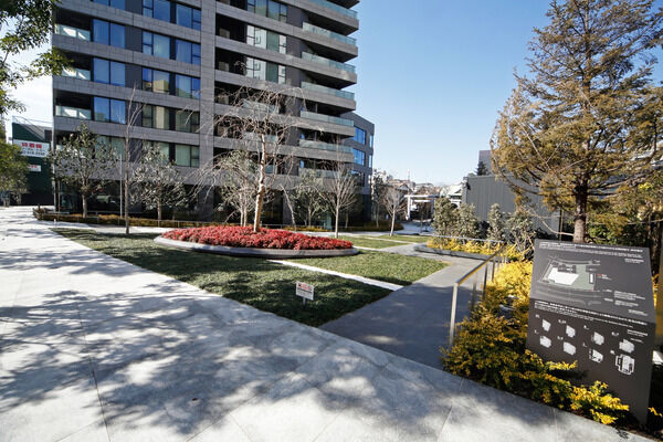 植栽の緑が映えるアプローチが、あたたかく迎え入れてくれます。		