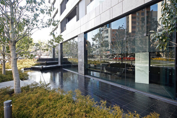 エントランスロビーは、壁一面ガラス張りの開放的な空間。		