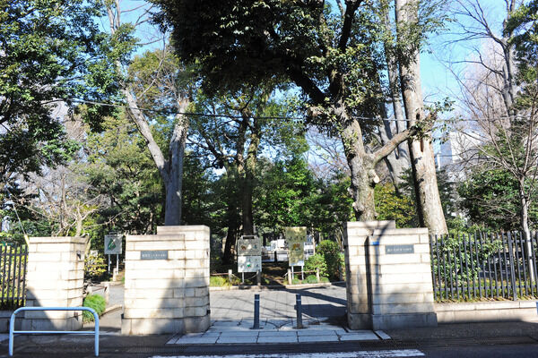 広大な敷地に緑と池が配された「有栖川宮記念公園」は約650m（徒歩9分）。		