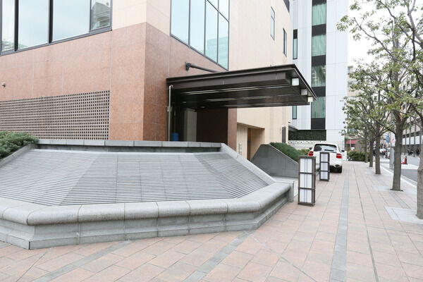 周辺の歩道に溶け込むエントランスアプローチ。		