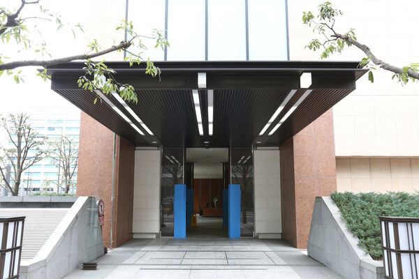 大きなキャノピーを設えたエントランスは、直線を基調としたデザイン。		