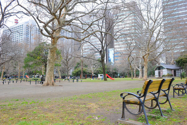 ビル群のオアシス「日比谷公園」まで約720m（徒歩9分）。		