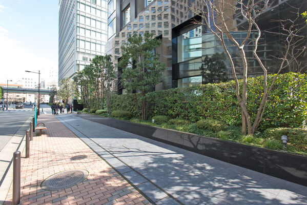 周囲には、緑が美しい並木が配され、都心に潤いを与えています。 周囲には、緑が美しい並木が配され、都心に潤いを与えています。