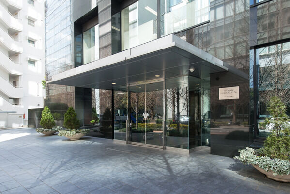 大理石の壁が、重厚な雰囲気を醸し出すメインエントランス。 大理石の壁が、重厚な雰囲気を醸し出すメインエントランス。