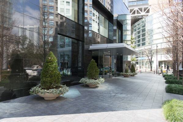 住む人や来訪者を別の世界へと誘うエントランスアプローチ。 住む人や来訪者を別の世界へと誘うエントランスアプローチ。