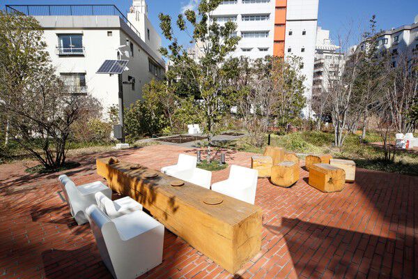 リビングルームのようなくつろぎのある庭。人が集いコミュニケーションが生まれます。