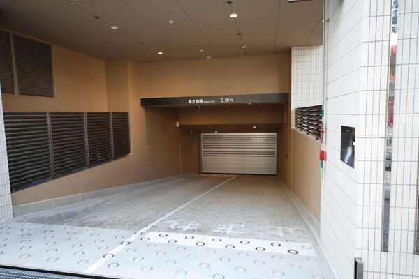 93台の車が収容できる駐車場。電気自動車対応の駐車スペースも4台確保。		