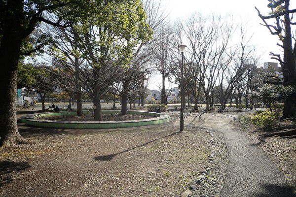 散歩やジョギングに最適な「都立青山公園南青山地区」まで約700m（徒歩9分）。		