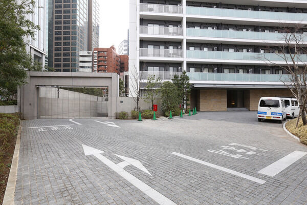 113台収容の駐車場を地下に設置。歩車分離の動線を採用。