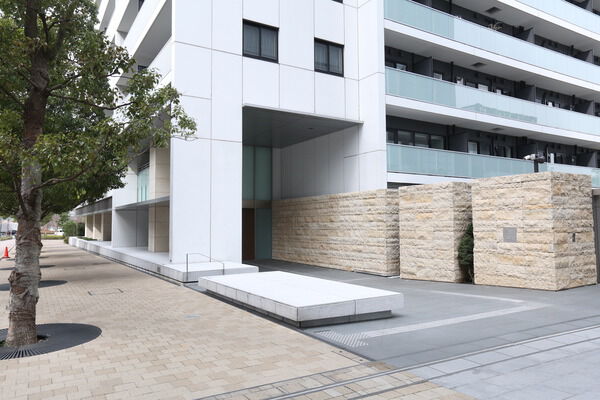 私邸への玄関にふさわしい、御影石を基調とした端正なアプローチ。		