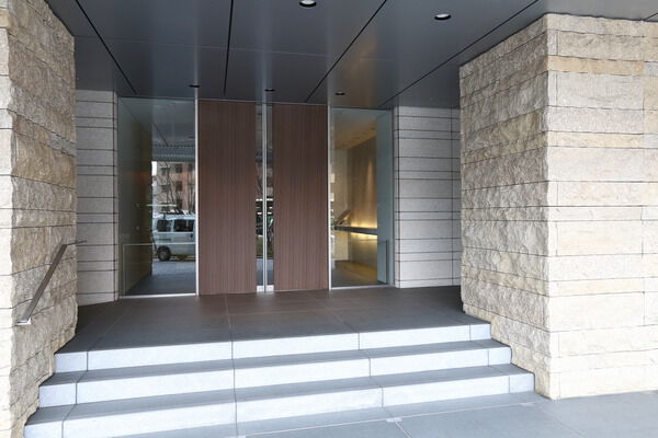 石造りのやさしいエントランスが、癒しの空間へとエスコート。		