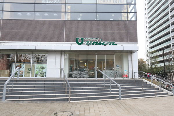 隣接する新宿フロントタワーにある「もとまちユニオン新宿店」は約40m（徒歩1分）。		
