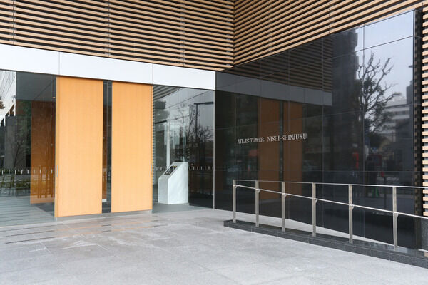 スロープがあり、車椅子でもスムーズに移動ができるバリアフリー対応。		 スロープがあり、車椅子でもスムーズに移動ができるバリアフリー対応。