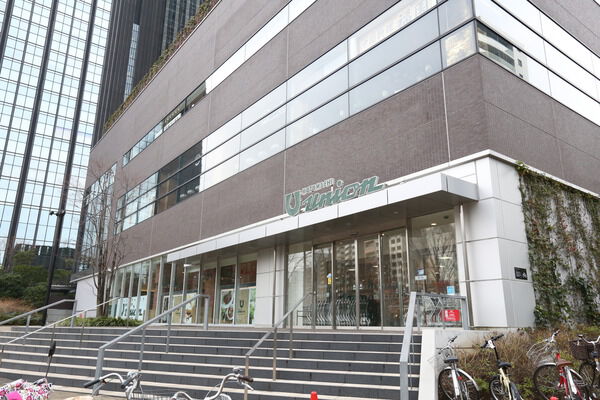 生鮮食料品が充実の「もとまちユニオン新宿店」へは約190m(徒歩3分)。		 生鮮食料品が充実の「もとまちユニオン新宿店」へは約190m(徒歩3分)。