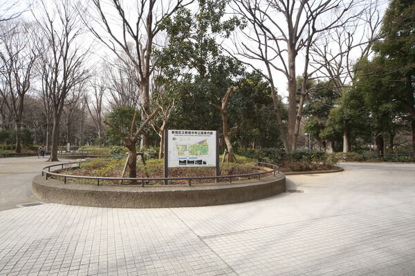 休日にはフリマも。緑が豊かな「新宿中央公園」へは約750m（徒歩10分）。		