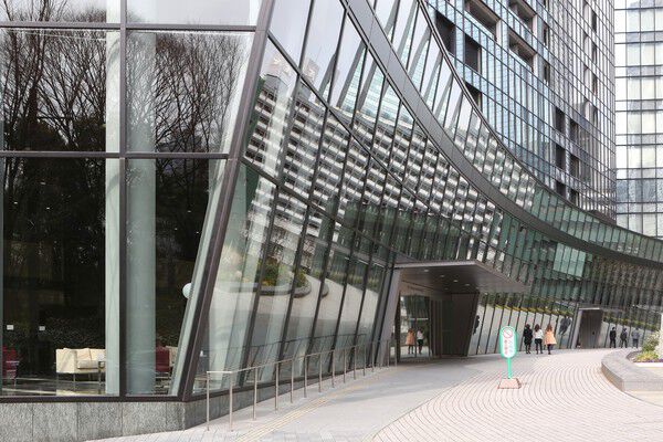 公開空地のエントランスは、大規模プロジェクトならではの圧倒的な共用空間。		