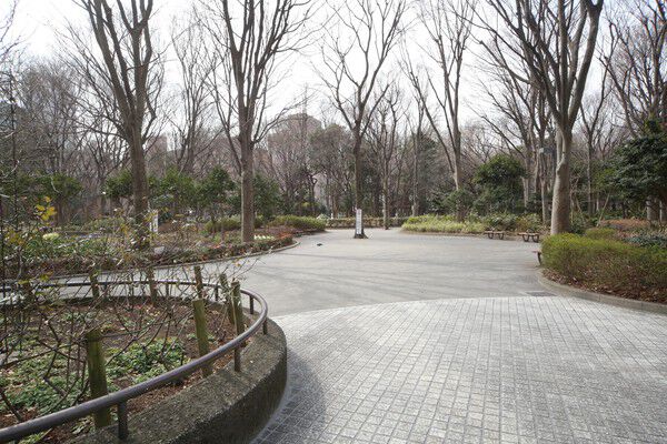 「新宿中央公園」まで約500m（徒歩7分）。		