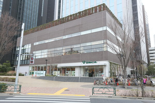 スーパーマーケット「もとまちユニオン新宿店」へは約320m（徒歩4分）。		