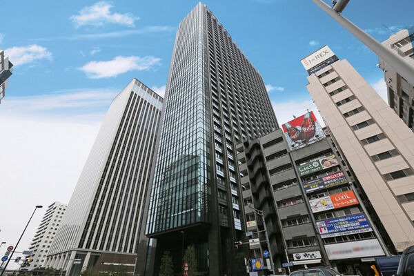 【ラ・トゥール新宿グランド】黒を基調にガラスのマテリアルで構成されたファサードが、クールな趣きです。		