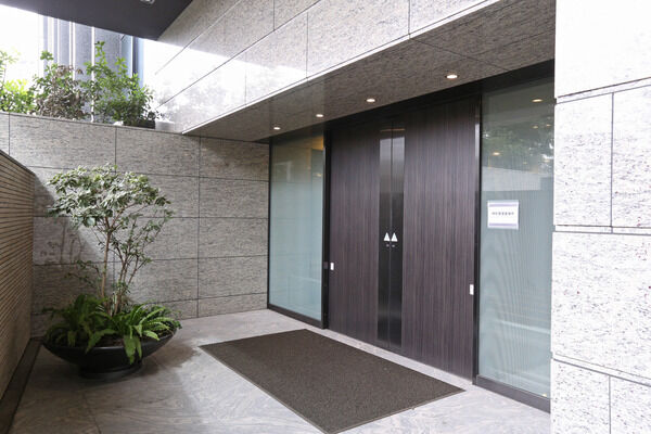 シックな印象のエントランスが、住む人や来訪者を別空間へと誘います。		