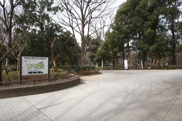 近隣住民の憩いのスポット「新宿中央公園」へは約500m(徒歩7分）。		