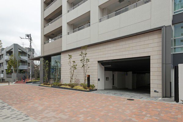 40台収容の駐車場、146台収容の自転車置場を敷地内に設置。 40台収容の駐車場、146台収容の自転車置場を敷地内に設置。