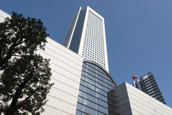 ホールや美術館などの複合施設「東京オペラシティ」までは約400m(徒歩5分)。 ホールや美術館などの複合施設「東京オペラシティ」までは約400m(徒歩5分)。