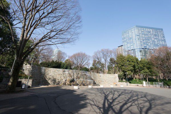 都会の中で安らぎを感じる、「新宿中央公園」までは約600m(徒歩8分)。 都会の中で安らぎを感じる、「新宿中央公園」までは約600m(徒歩8分)。