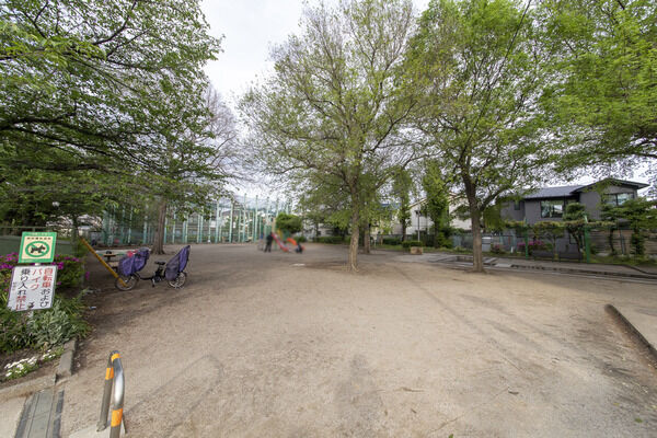 杉並区和泉二丁目公園　現地より150m